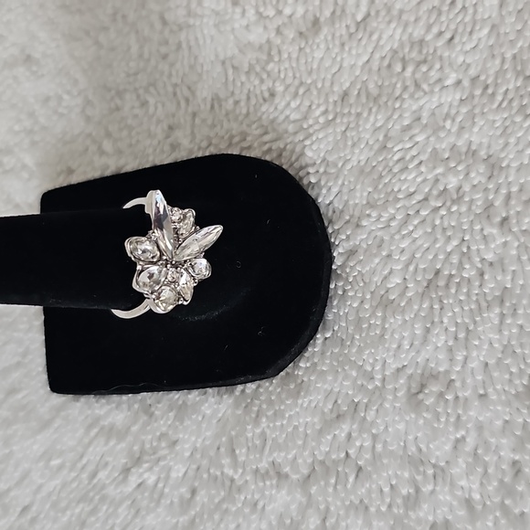 NWT Nordstrom Rack Art Deco Crystal Cocktail Ring Clear Rhodium Size 7 & 8 - Picture 4 of 9